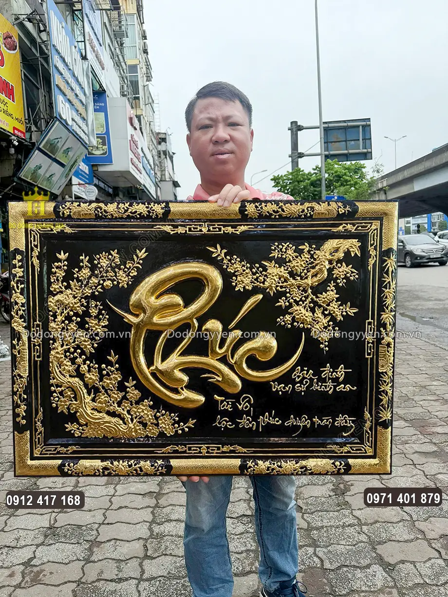 Nền tranh được sơn đen v&ocirc; c&ugrave;ng nổi bật